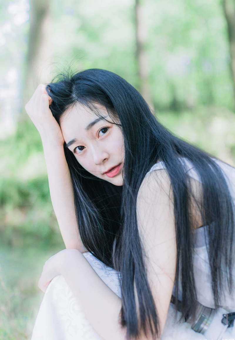 世界上最遥远的距离不是树与树的距离，而是同根生长的树枝，却无法在风中相依。世界上最遥远的距离，不是生与死，而是我就站在你面前，你却不知道我爱你。